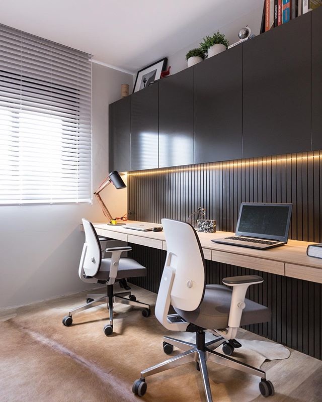 painel de mdf preto em home office