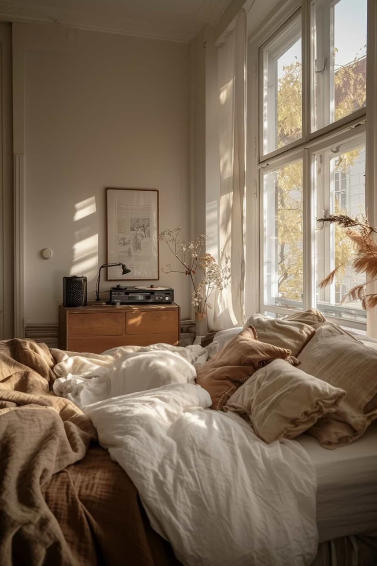 quarto de casal com várias almofadas na cama