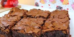 Brownie de Nescau cremoso que derrete na boca; casquinha crocante garantida