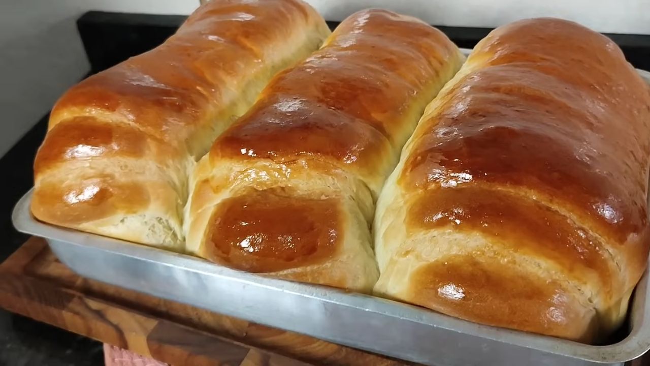 Receita de pão caseiro econômico que fica fofinho e macio sem erro