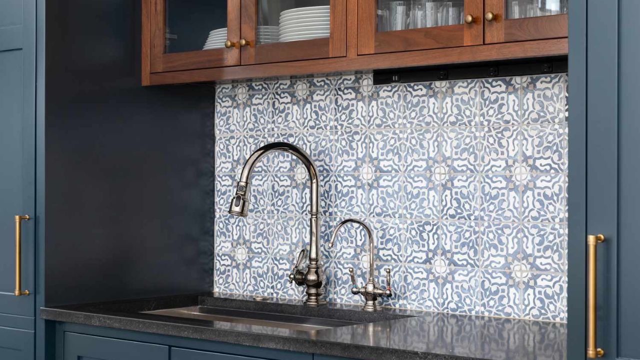 backsplash azul e branco em cozinha