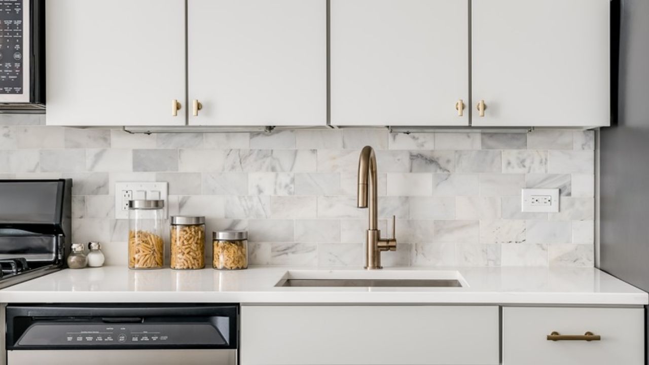 backsplash neutro em cozinha em tom claro