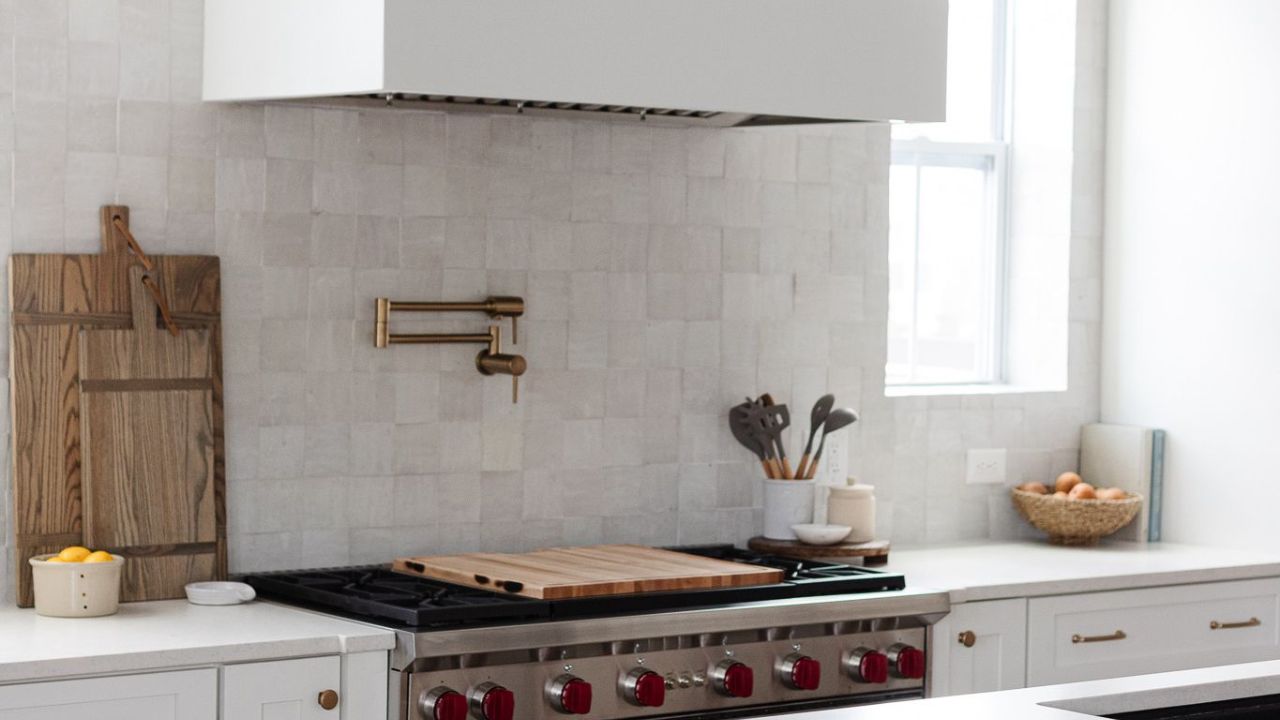 cozinha com backsplash em tom cinza-claro