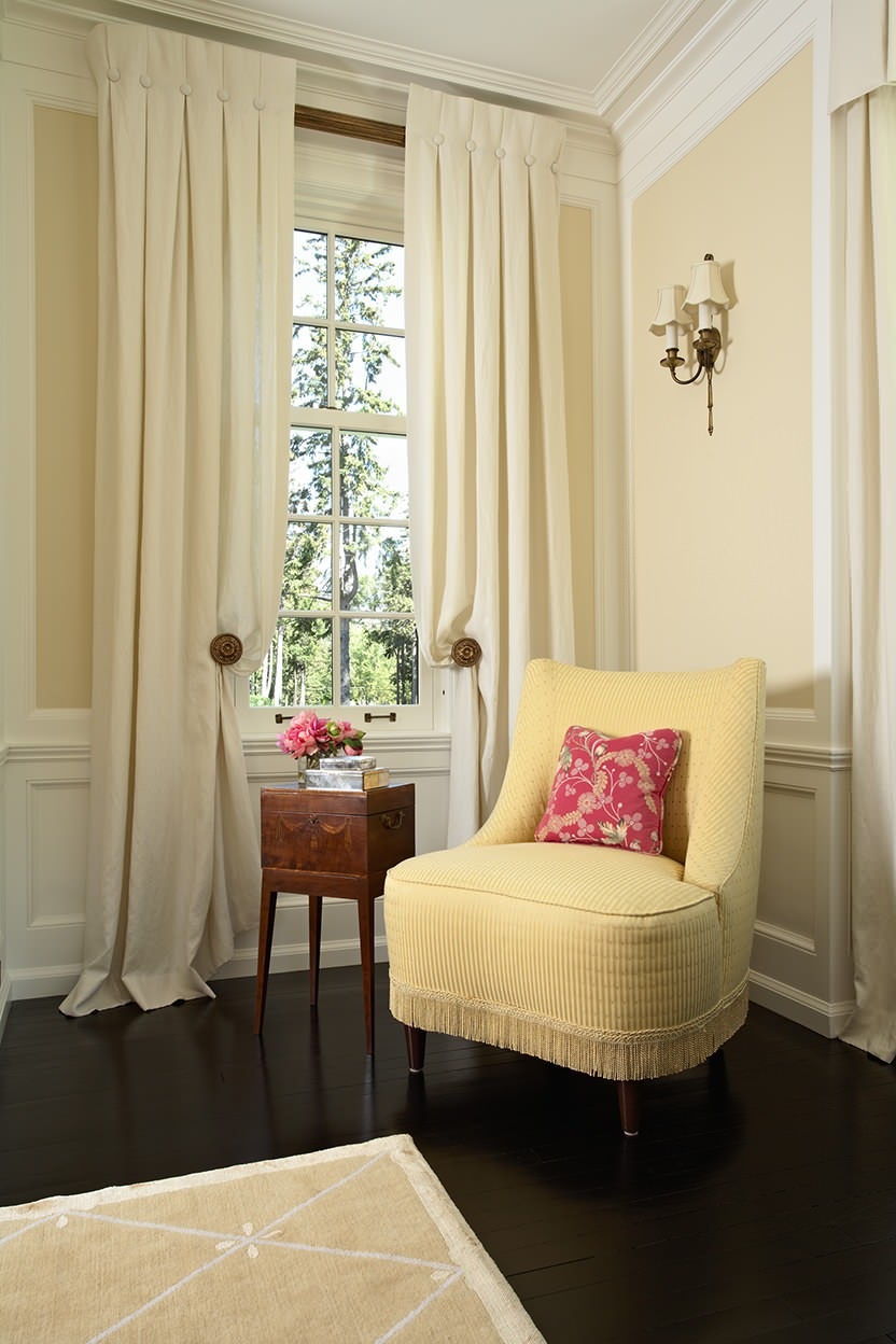 espaço de sala com cortinas fixas claras