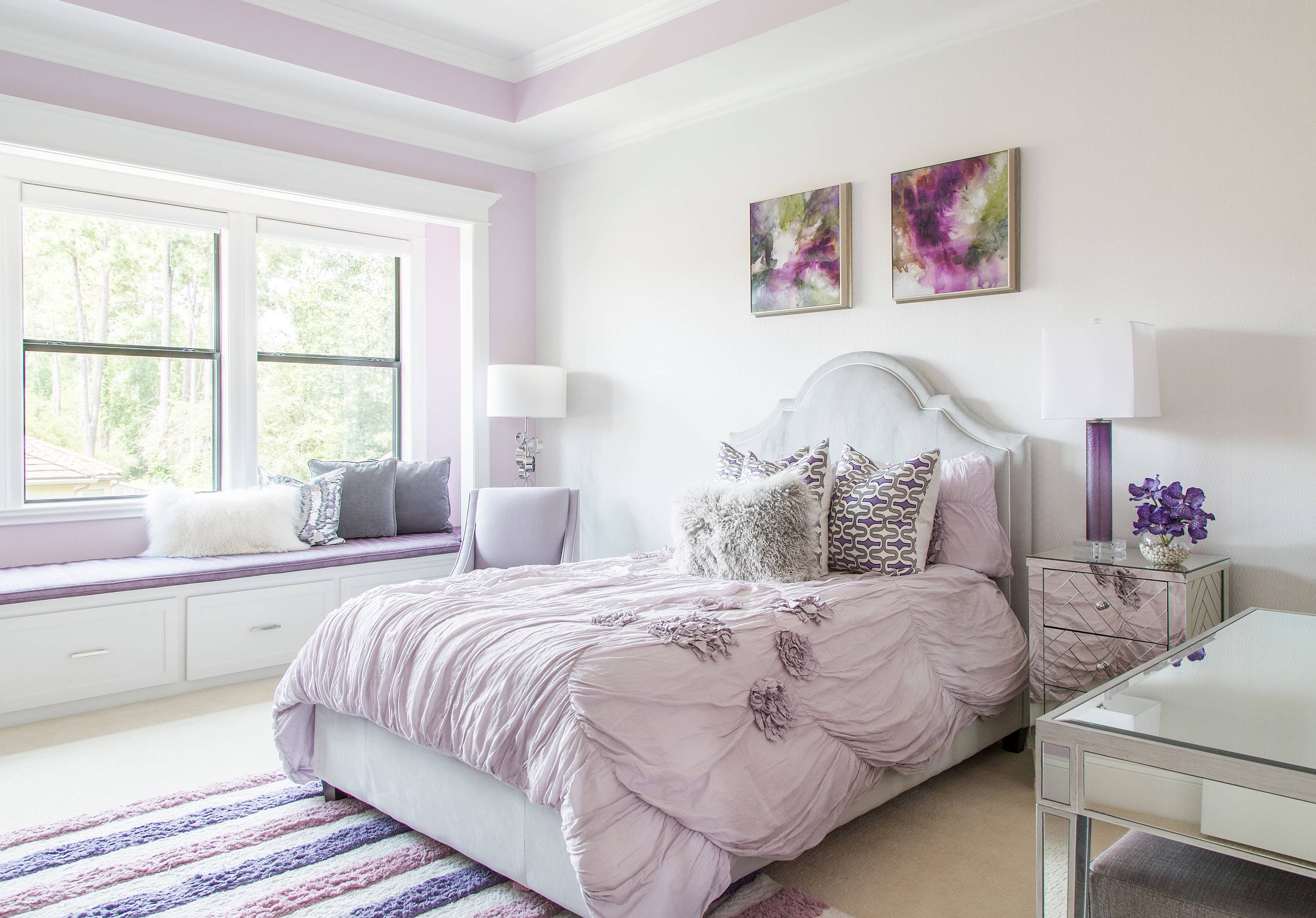 quarto de casal com detalhes em lavanda